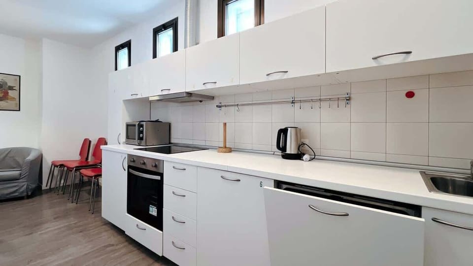 Fully equipped kitchen with appliances