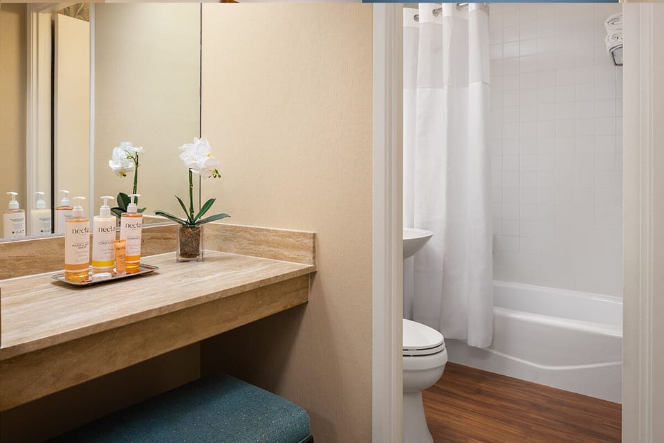 Refresh easily with bright vanity space and a clean tub.