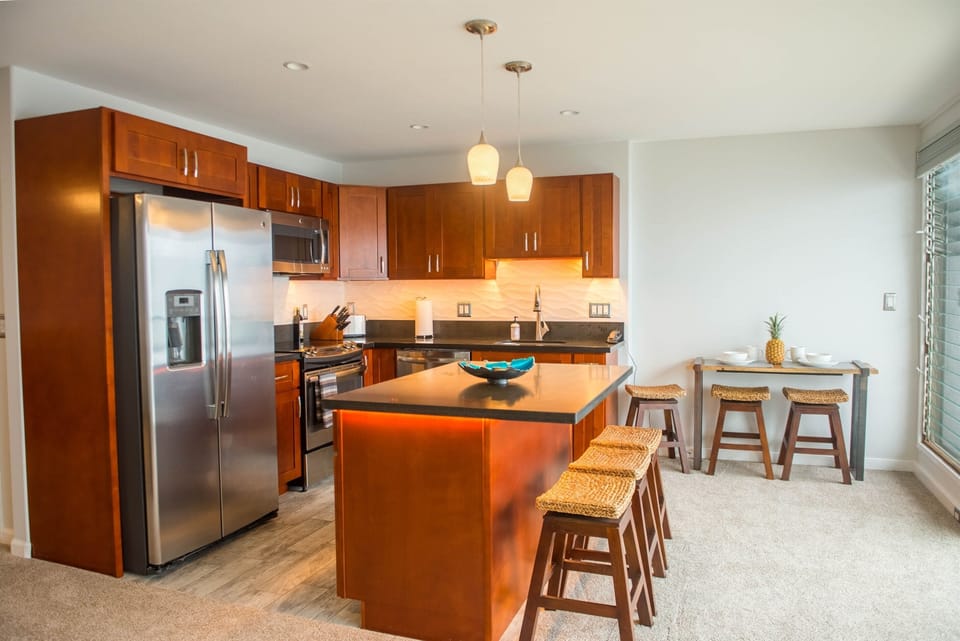 Extra seating for lunch, this kitchen is fully equipped to make a full dinner or prepare a simple snack!