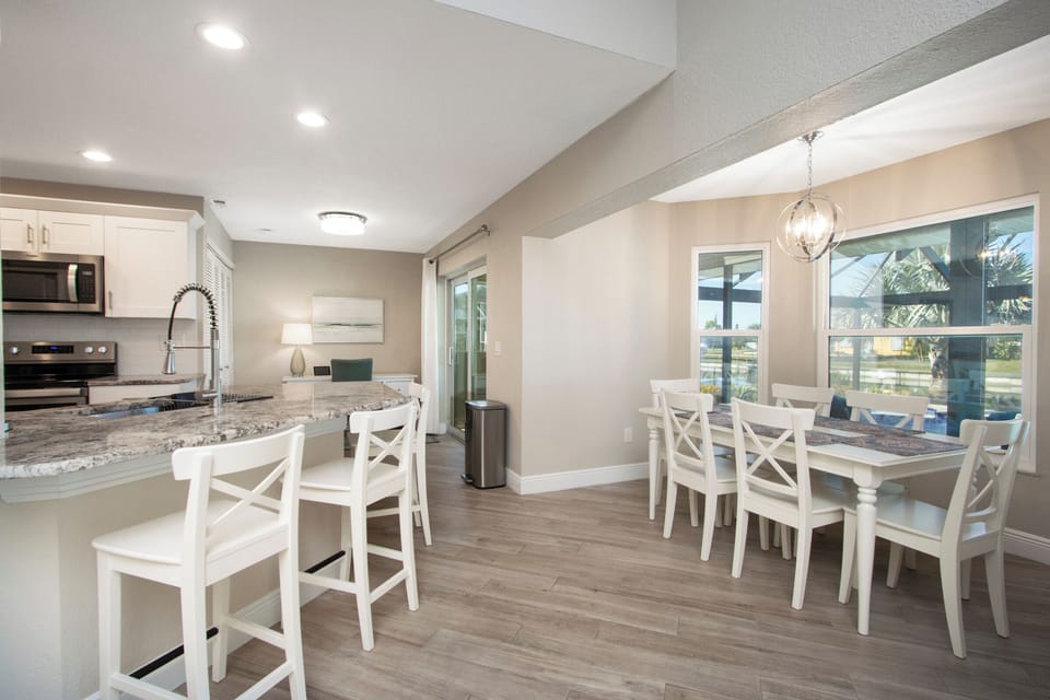 Dining area and breakfast bar