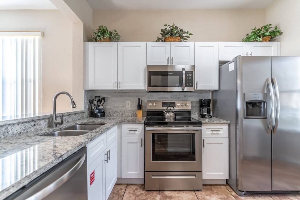 Bright and updated fully stocked kitchen