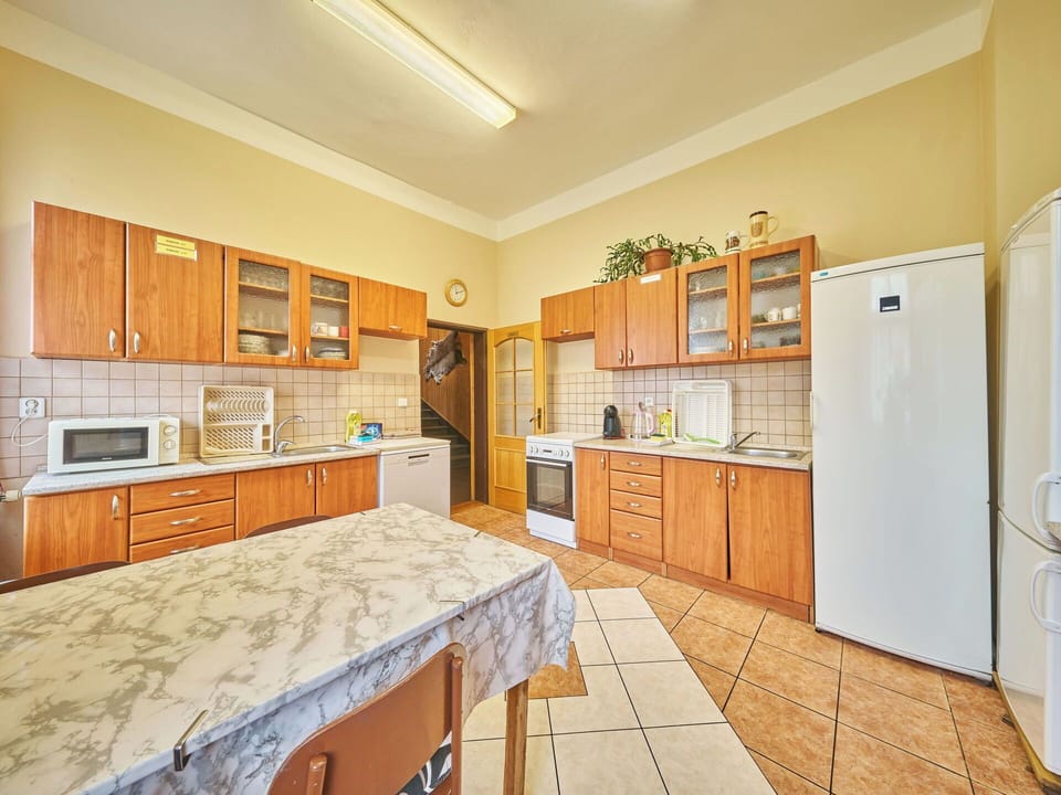 Flooring, Floor, Interior Design, Apartment, Ceiling, Cabinetry, Kitchen, Room, Major Appliance, Countertop