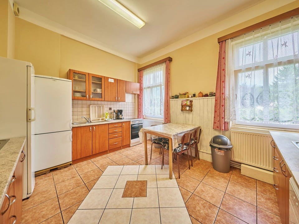 Flooring, Floor, Apartment, Ceiling, Cabinetry, Wood Stain, Drawer, Hardwood, Kitchen, Cupboard