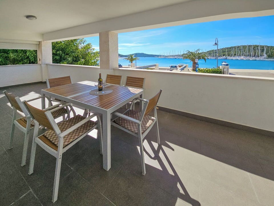 Apartment, Shade, Resort, Chair, Hotel, Restaurant, Kitchen & Dining Room Table, Outdoor Furniture, Balcony, Eco Hotel