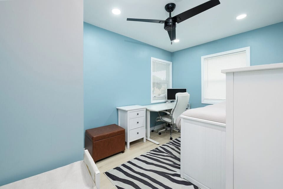 Third bedroom with workdesk