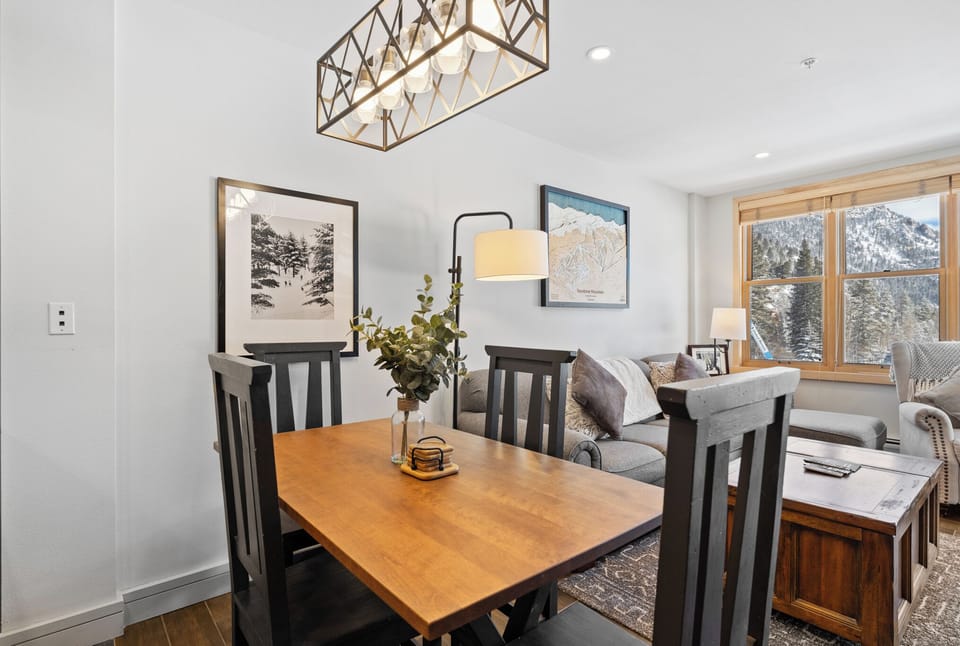 Dining area with seating for 4.
