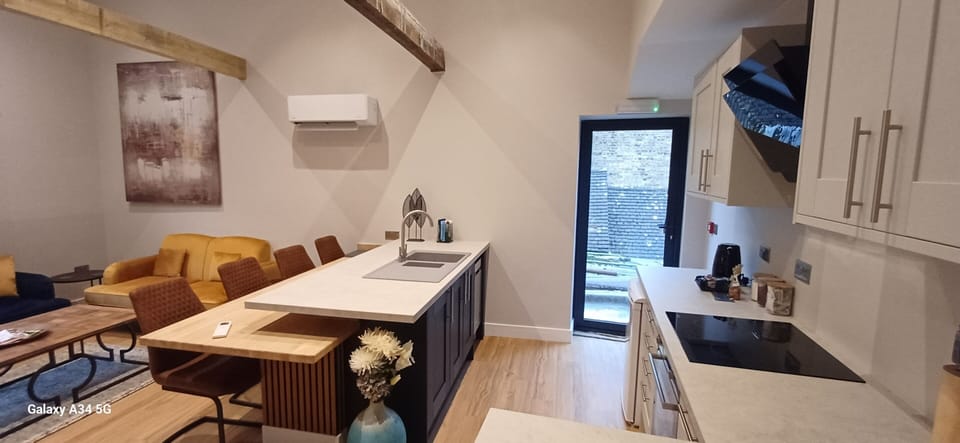 Kitchen with dish washer