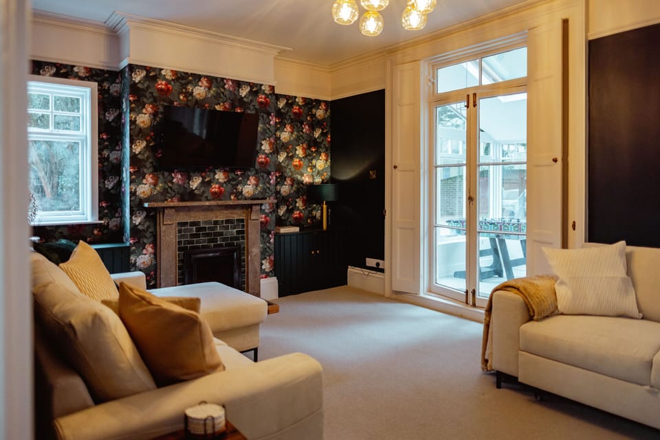 Living Room / Lounge
