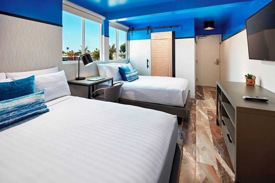 Gather everyone comfortably with two airy beds and sunshine.