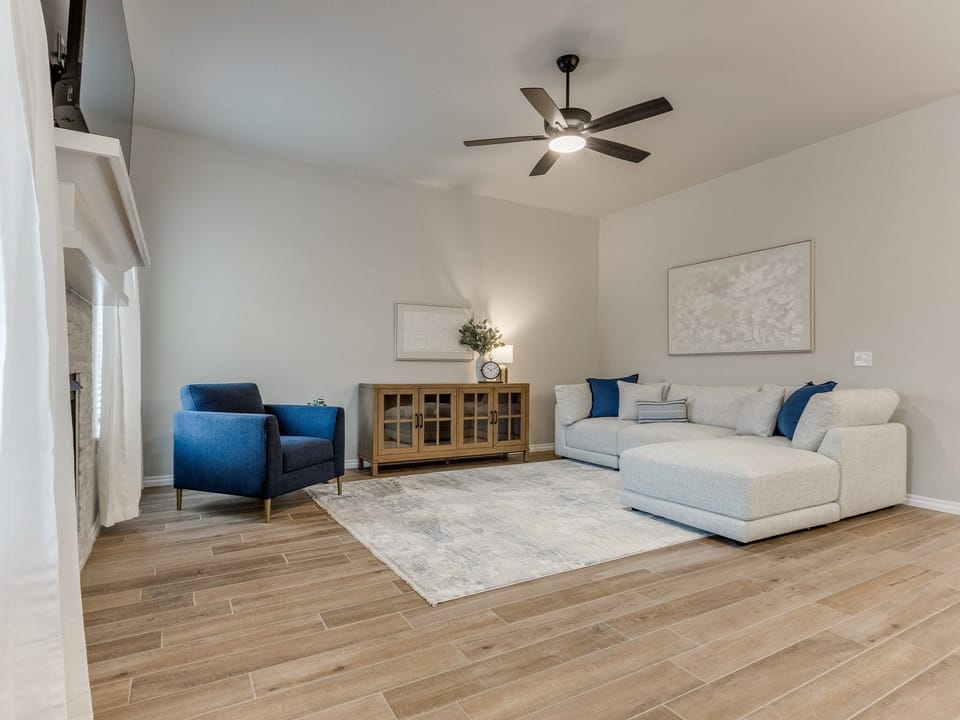 Spacious Living Room with Comfortable Seating