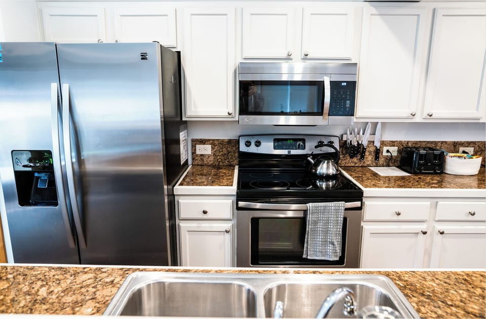 Full kitchen w/ quality knives, LOR espresso, drip coffee, crockpot, & toaster.