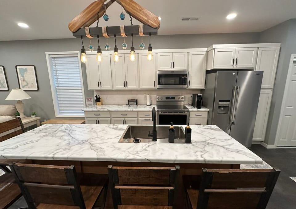 NEW HOUSE: island with big sink in and bar stools for 5.