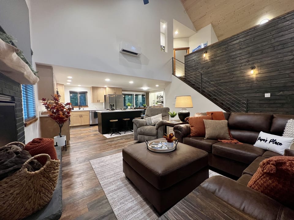 Open floor plan with vaulted ceilings
