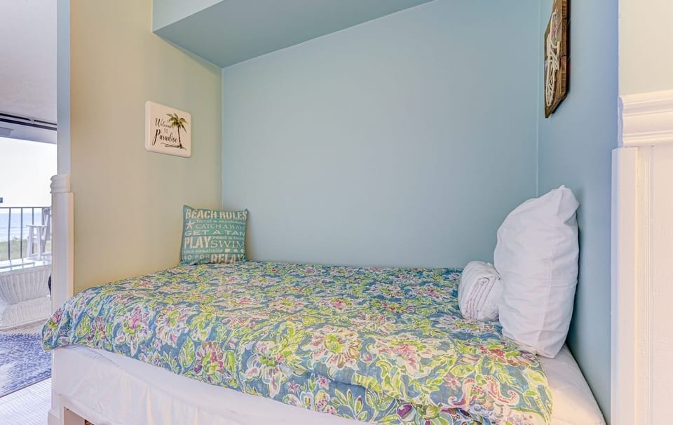 Atlantic Towers 207-print-019-018-Hall Daybed-4200x2654-300dpi