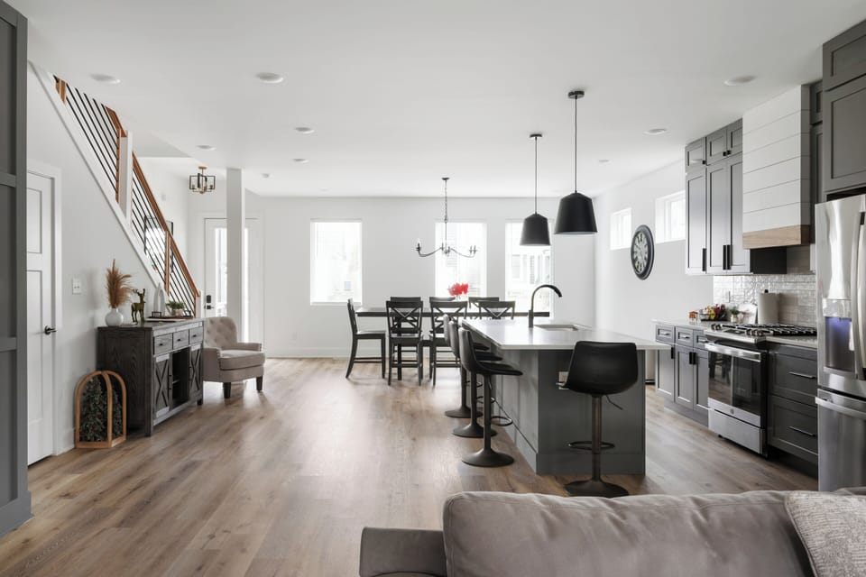 KITCHEN / DINING