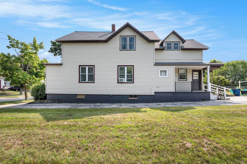 Whole house with 3 beds and long driveway