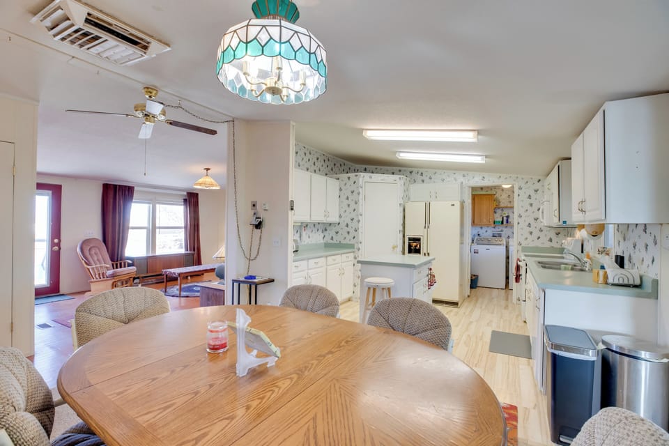 Dining Room | Single-Story Home | Dining Table