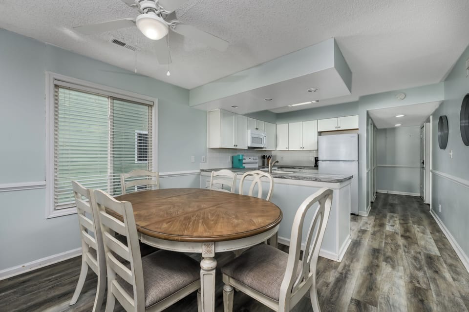 Kitchen/dining room with seating for 6.