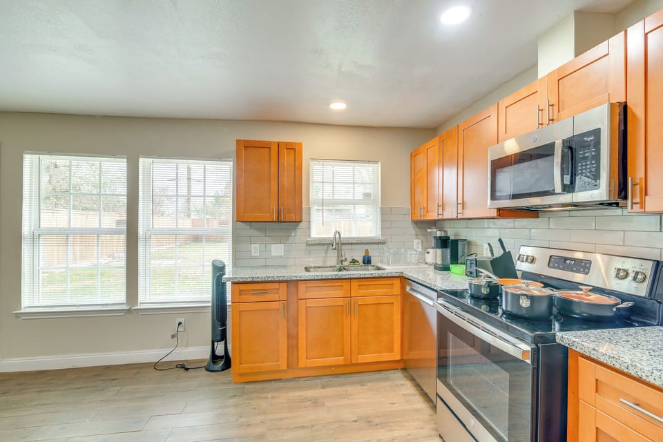Kitchen | Keurig Coffee Maker | Blender | Toaster | Cooking Basics