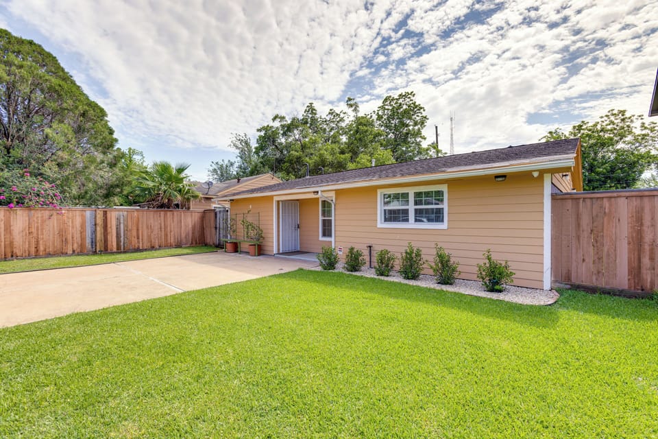Front Yard | Self Check-In | 8 Mi to Daikin Park