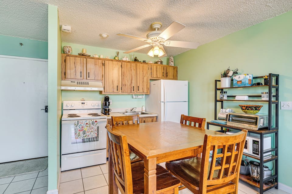 Dining Area | Dishware & Flatware Provided | Central A/C & Heat