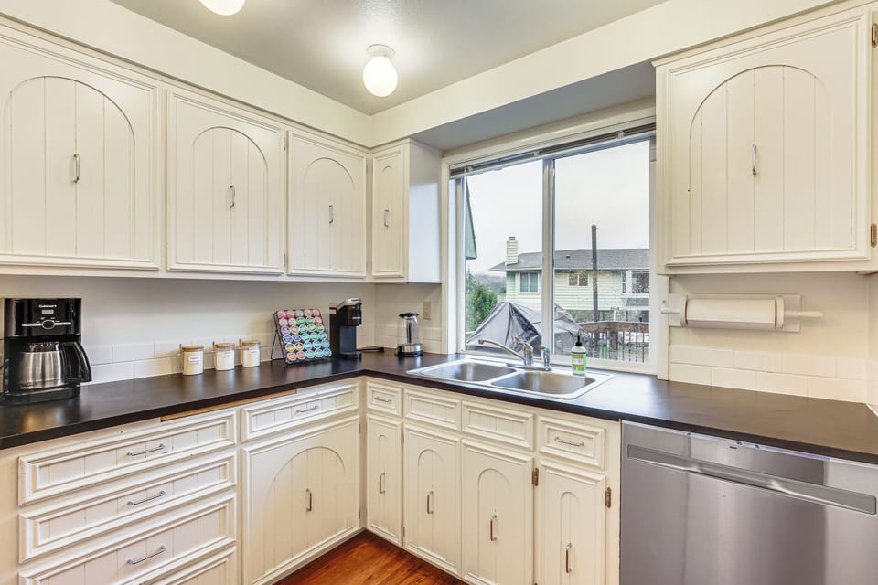 Kitchen | Main Level | Keurig & Drip Coffee Makers | Dishwasher | Cooking Basics