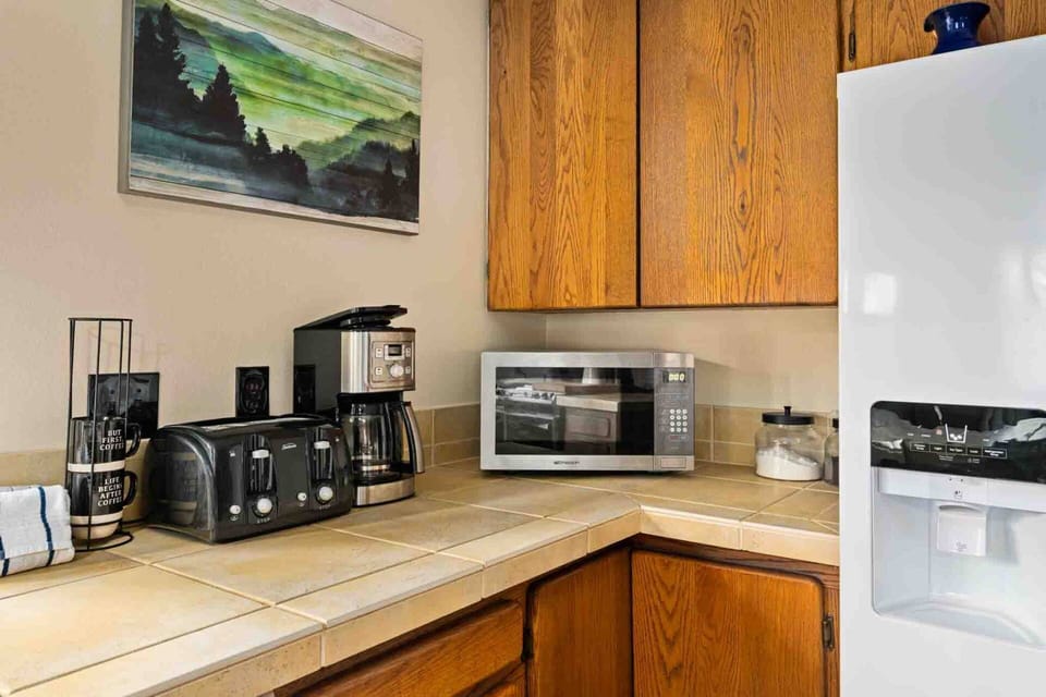 Coffee lovers are in luck as this rental provides coffee. There are also cute cafes a short drive away.
