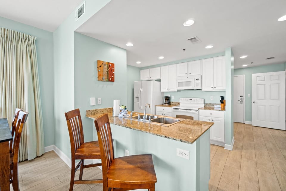 Kitchen with Breakfast Bar