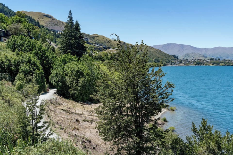 The Frankton walking track is less than 50 metres away from our apartment.  The Track is flat and goes all the way into downtown Queenstown in approx 4 km