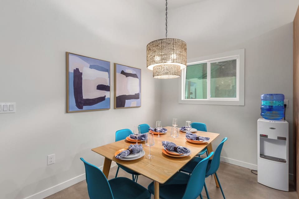 Dining with seating for 6