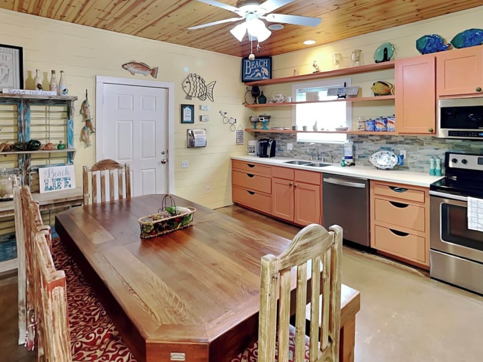 Kitchen & Dining