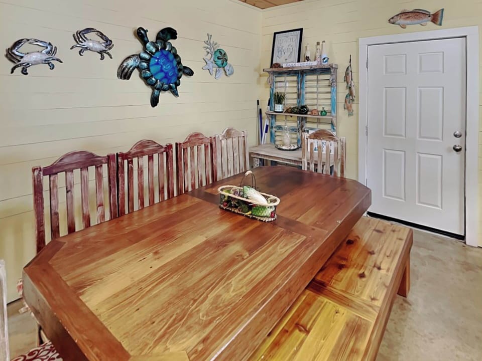 Kitchen & Dining