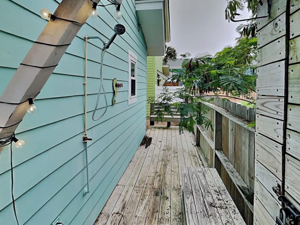 Back Deck - First Level, Outdoor Shower