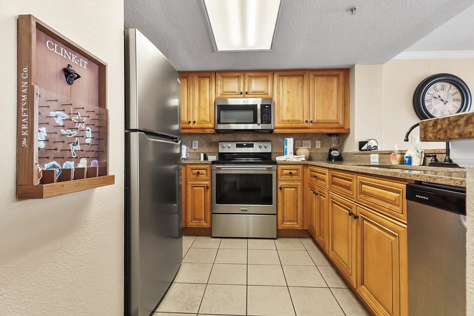 Large kitchen area with full-sized refrigerator/freezer, dishwasher, oven and microwave!