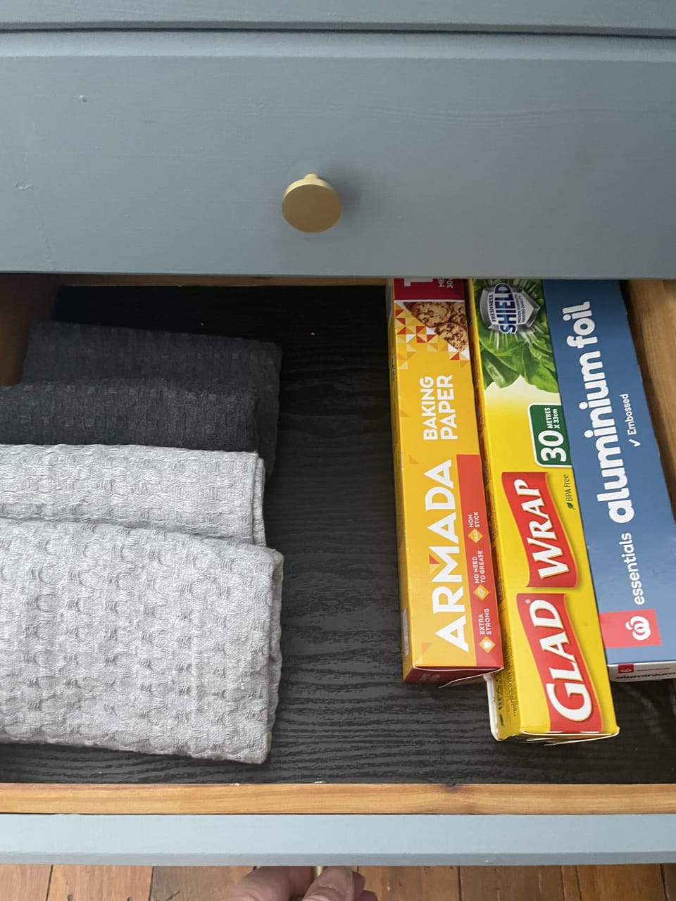 Tea towels, Baking paper, Gladwrap and Alfoil provided.
