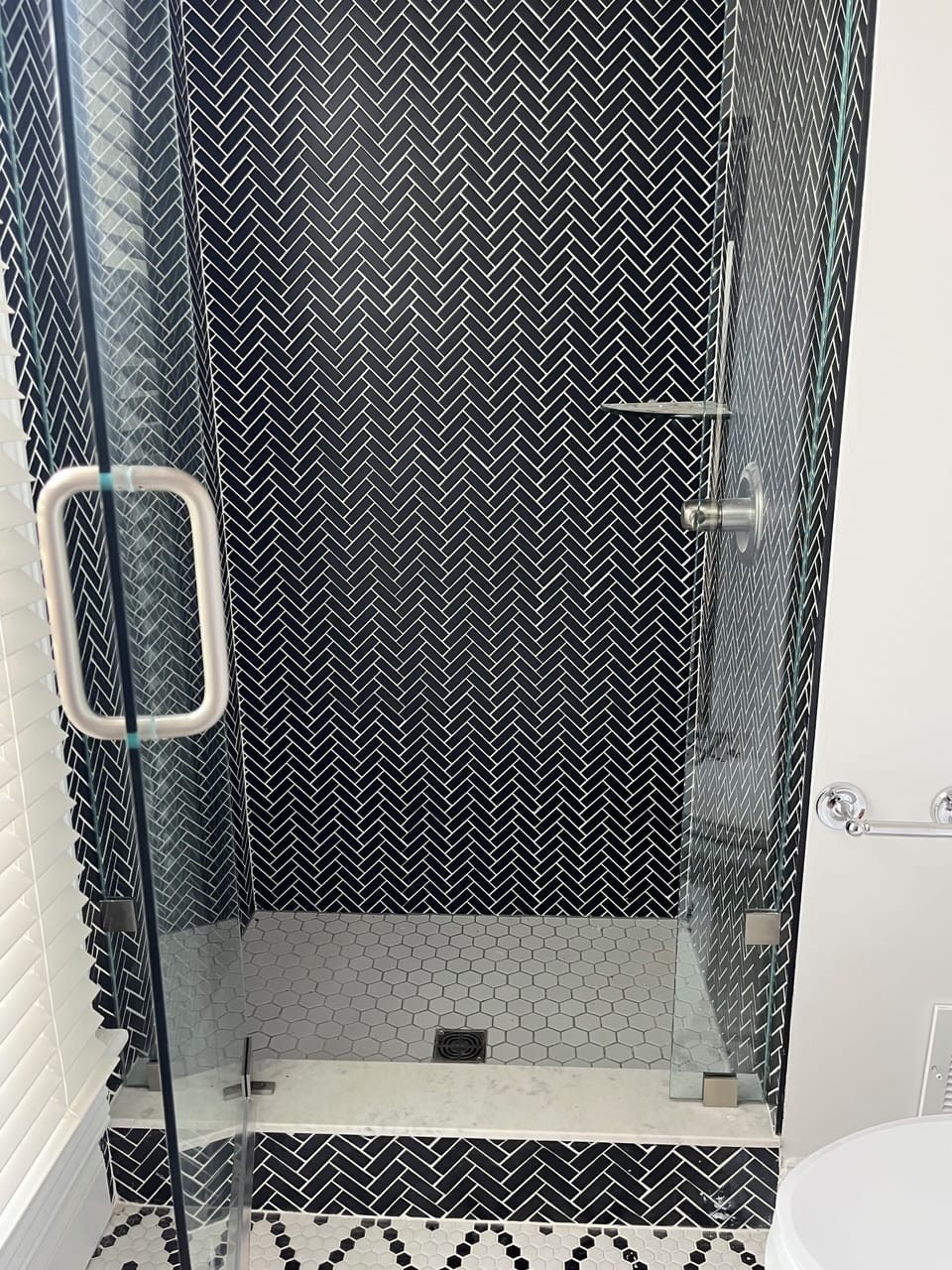 Bonus full bathroom located off of the parlor