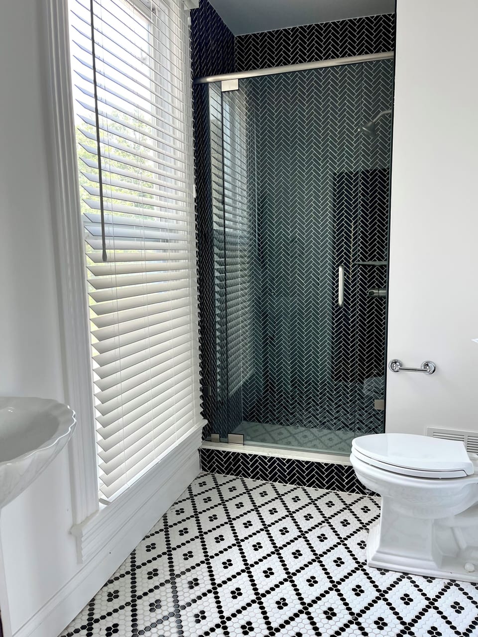 Bonus full bathroom located off of the parlor