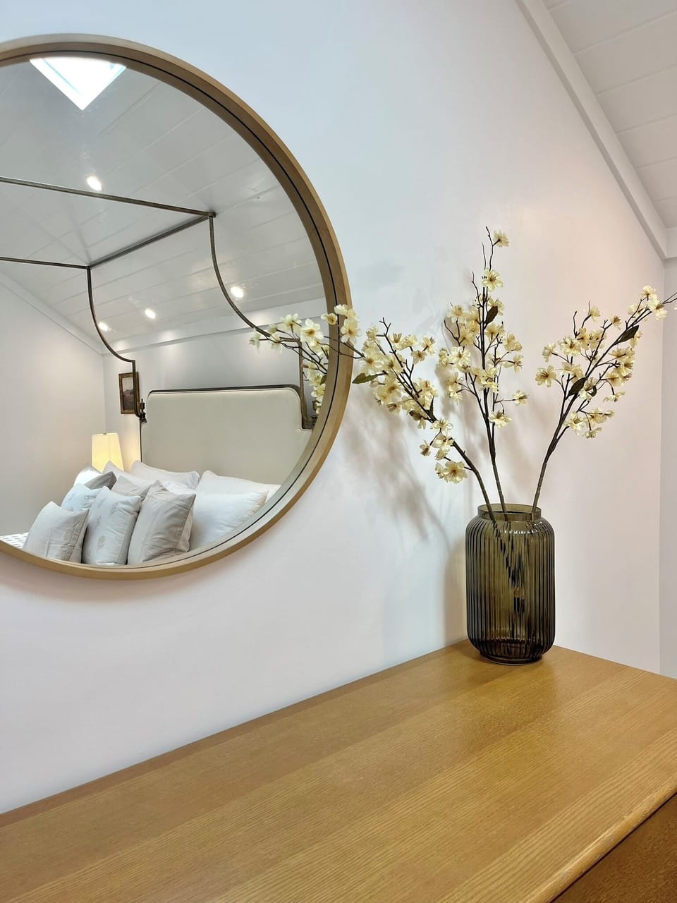 Room 11- Entire top floor lofty studio apartment with kitchenette, full W/D, dishwasher, and fridge. Bath has a glass enclosed shower and a jetted jacuzzi tub
Sleeps 4- Two in a king bed and 2 additionally in a sleeping nook on twins.