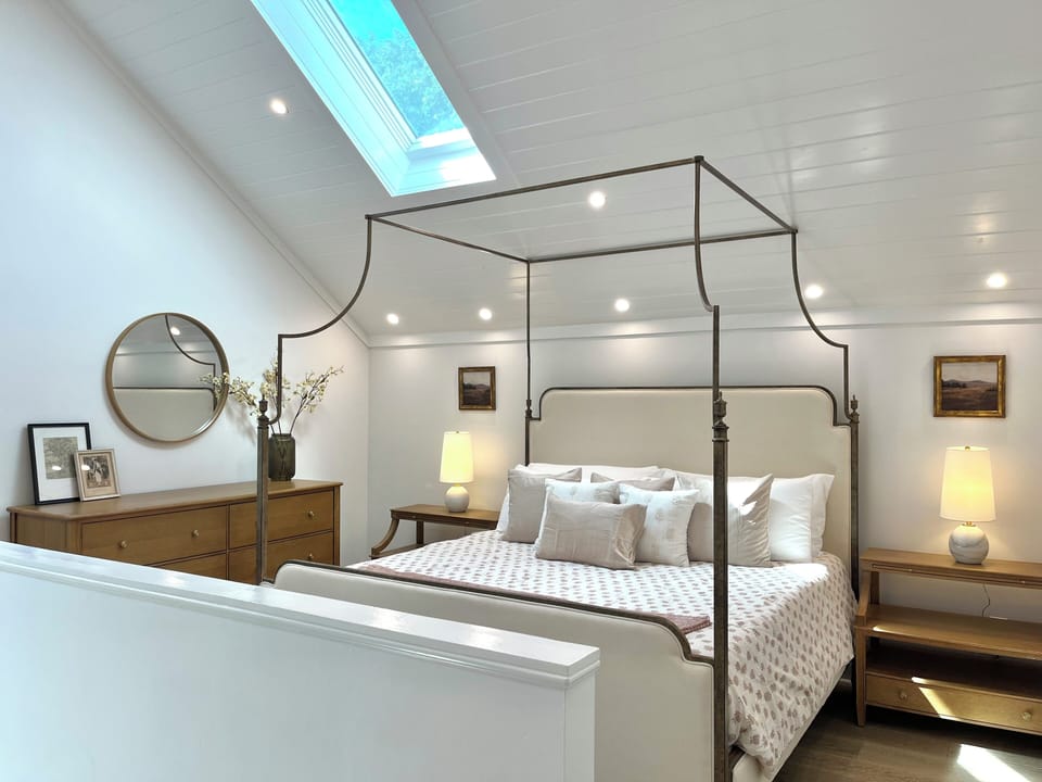 Room 11- Entire top floor lofty studio apartment with kitchenette, full W/D, dishwasher, and fridge. Bath has a glass enclosed shower and a jetted jacuzzi tub
Sleeps 4- Two in a king bed and 2 additionally in a sleeping nook on twins.
