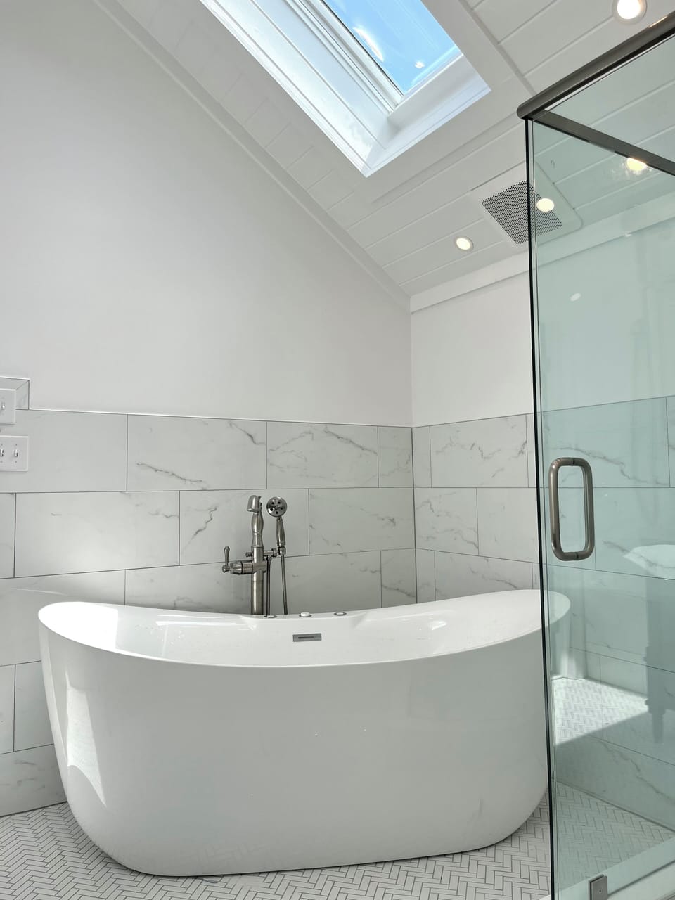 Room 11- Entire top floor lofty studio apartment with kitchenette, full W/D, dishwasher, and fridge. Bath has a glass enclosed shower and a jetted jacuzzi tub
Sleeps 4- Two in a king bed and 2 additionally in a sleeping nook on twins.
