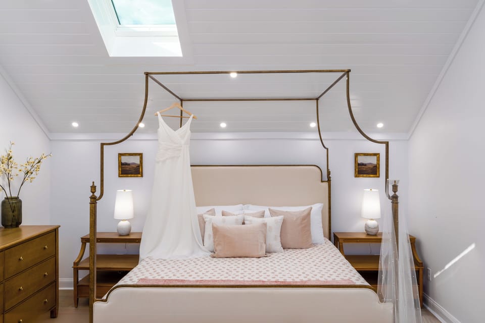 Room 11- Entire top floor lofty studio apartment with kitchenette, full W/D, dishwasher, and fridge. Bath has a glass enclosed shower and a jetted jacuzzi tub
Sleeps 4- Two in a king bed and 2 additionally in a sleeping nook on twins.