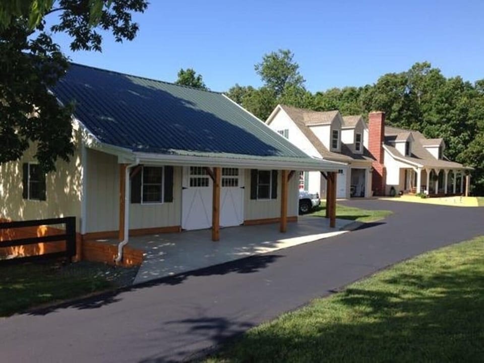 The annex building, the "barn" - is a great space for yoga on the vineyard or hosting your bachelorette brunch! Chat with us about how you can best use this space. It has a sealed cement floor, rustic-style pendant lighting and is heated/cooled