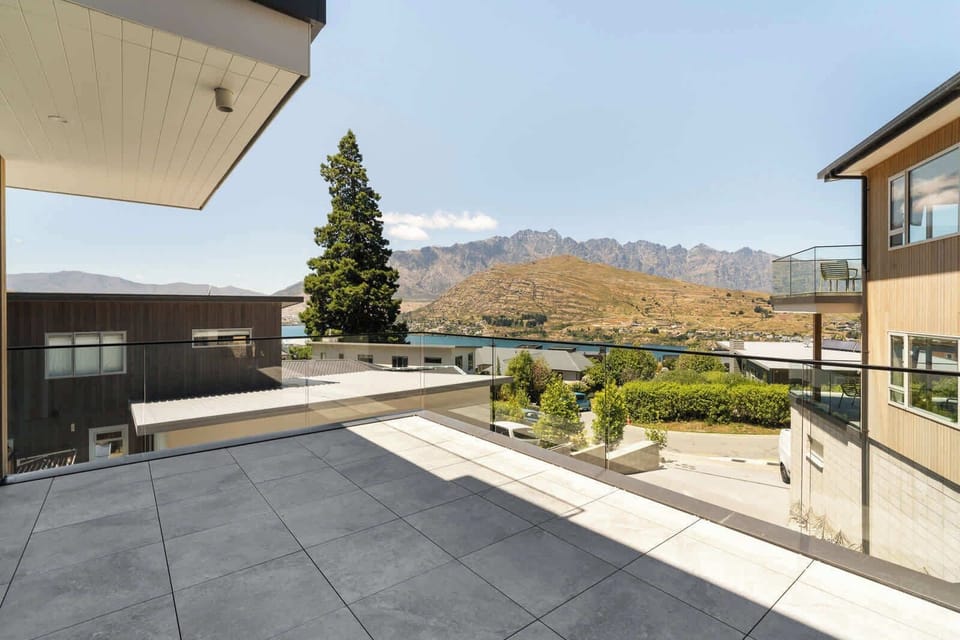 Massive big patio deck with amazing views!