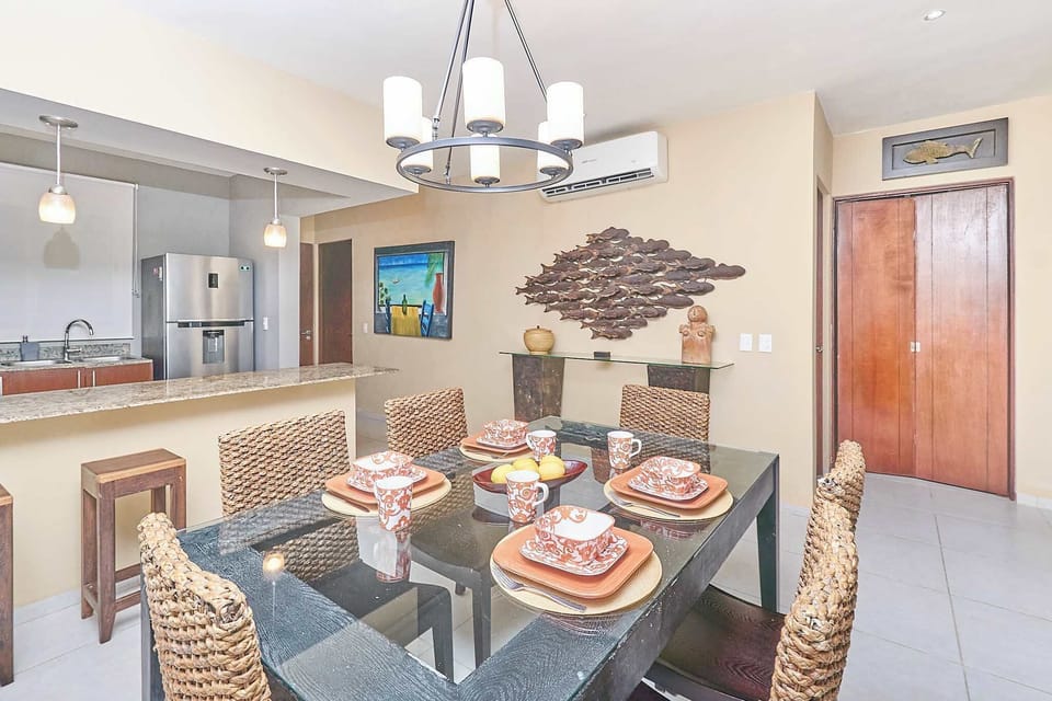 Enjoy dinner with a view! Open-plan living at its best.