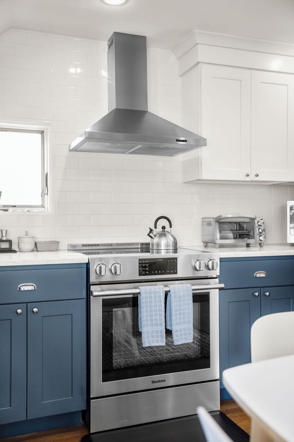 This well-equipped kitchen has everything you need.