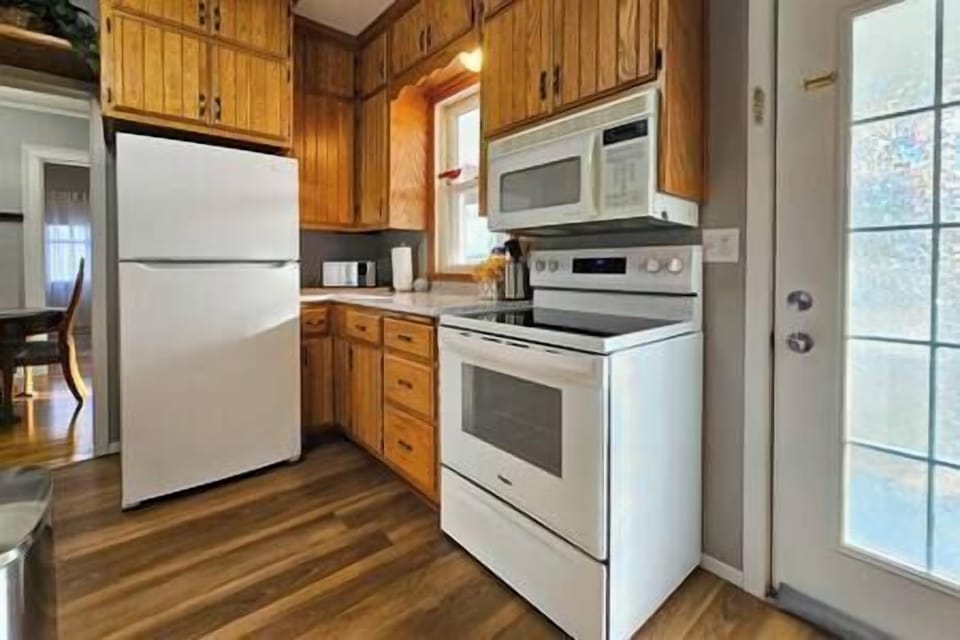 Kitchen: fridge, electric range, micro