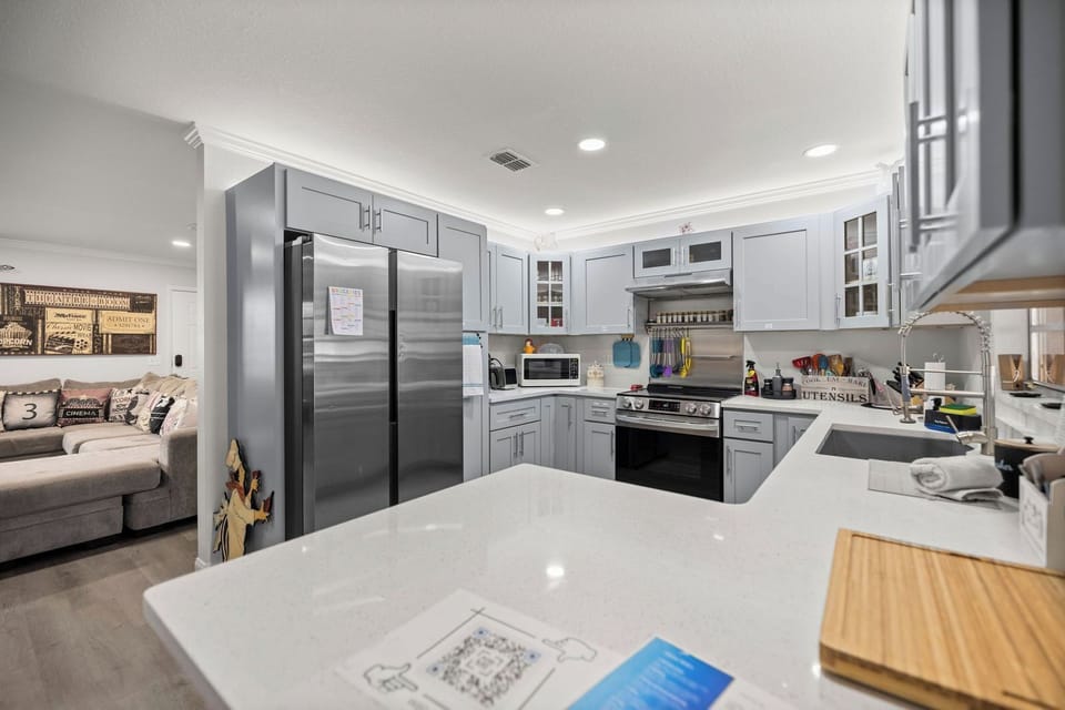 Fully equipped kitchen; mix, chop, bake, season, enjoy!