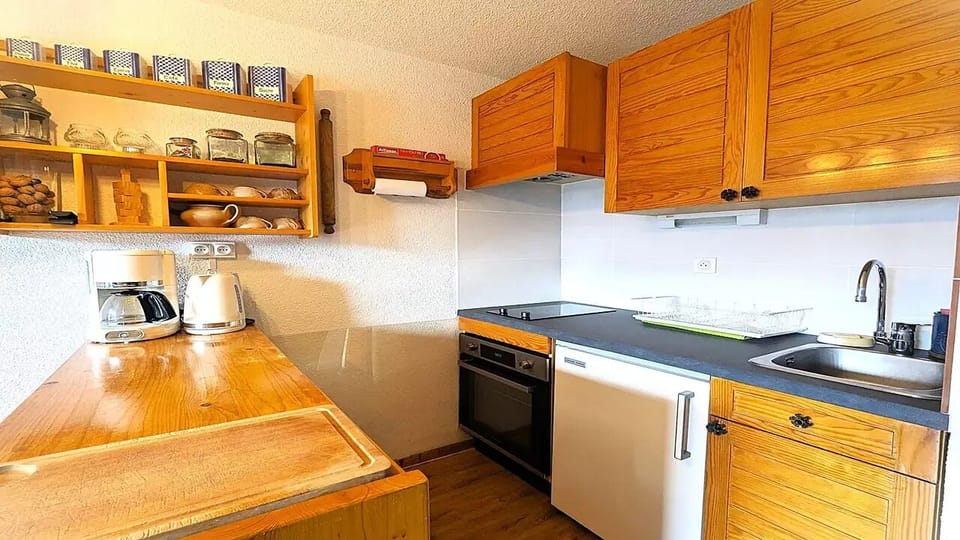 Oven, coffee/tea maker, cookware/dishes/utensils