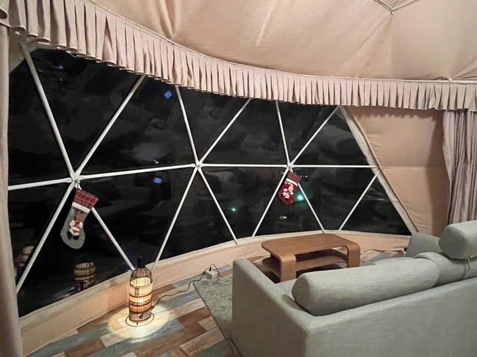 ・[Dome Tent F] You can enjoy the night view from the large window.