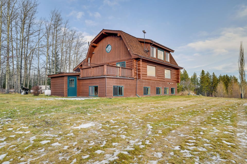 2-Story Cabin | Self Check-In | Wildlife Spotting On-Site | 15 Mi to Skilak Lake